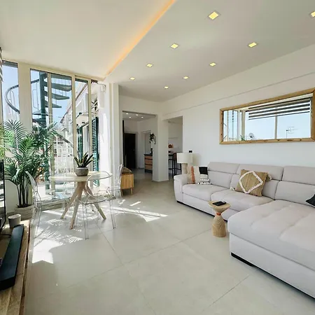 Amazing Modern Penthouse With Stunning View *